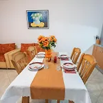 Nora ساني بيتش